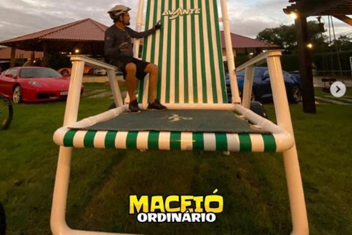 Morador de condomínio de luxo coloca réplica de cadeira gigante em seu jardim