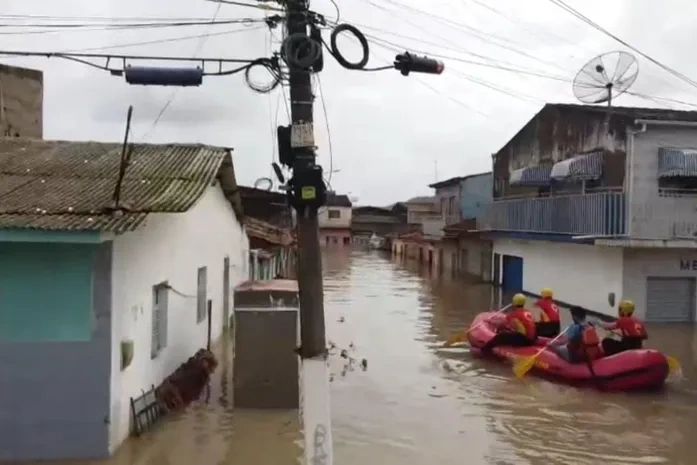 Rios transbordam em municípios de Alagoas e Semarh mantém cenário de alerta