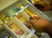 Aposentados e pensionistas começam a receber antecipação do 13º nesta quinta-feira (24)