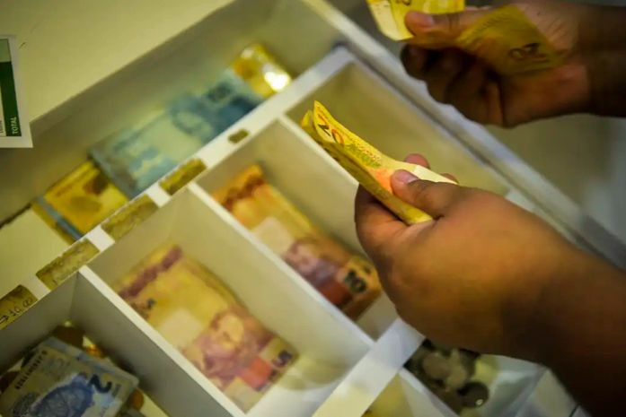 Aposentados e pensionistas começam a receber antecipação do 13º nesta quinta-feira (24)