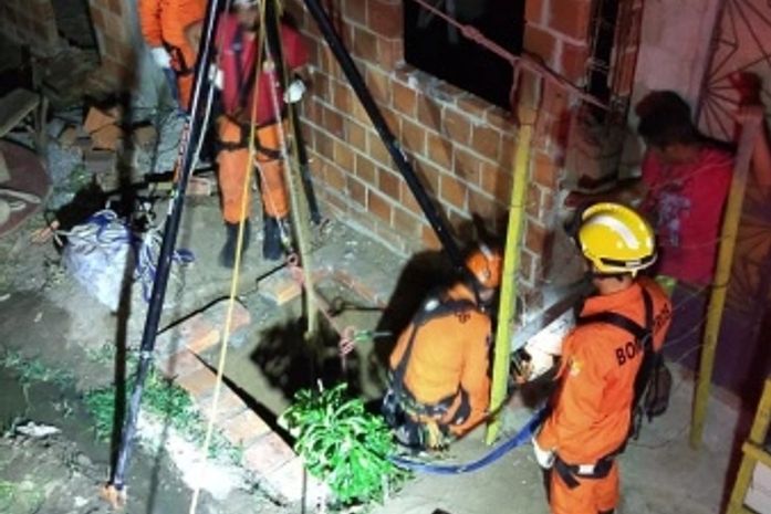 Bombeiros resgatam jumento que havia caído em fossa de 4 metros
