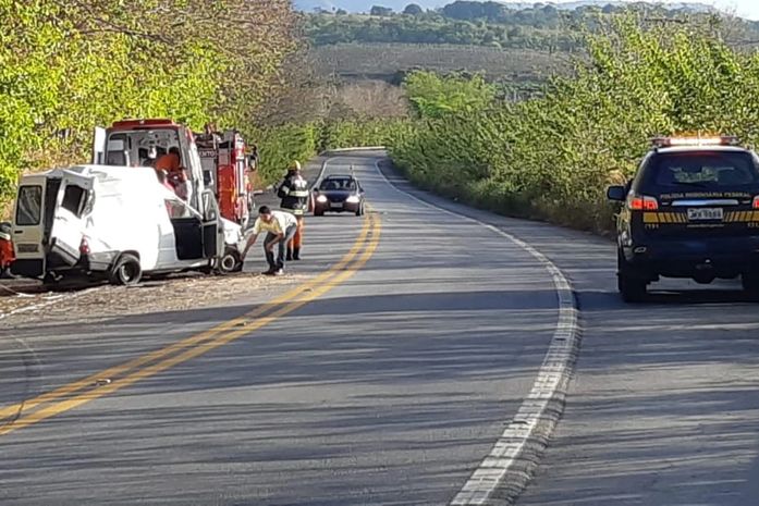 Pneu de carro estoura e feirantes são arremessados durante acidente; um pessoa morreu