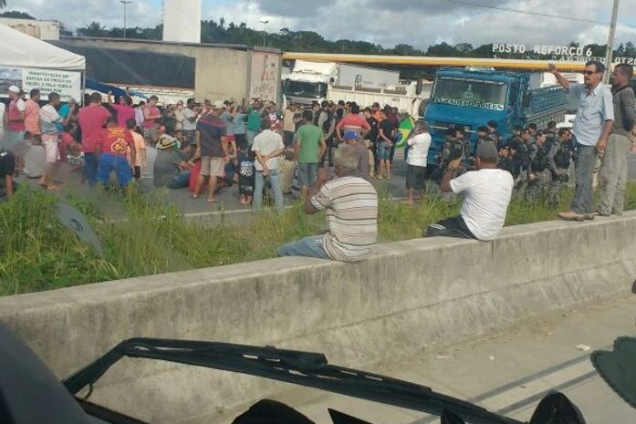PRF e PM é acionada para retirar manifestantes da BR 101