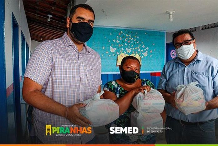 Prefeitura de Piranhas distribui kits de merenda escolar para alunos da rede municipal

