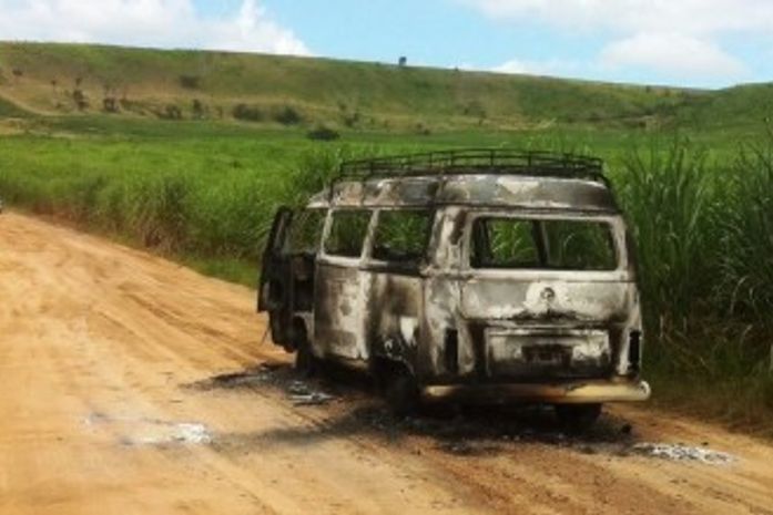 Veículo de supermercado é encontrado incendiado