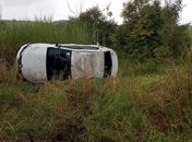 Veículo capota após sair da pista em trecho da AL-105, zona rural de Alagoas 