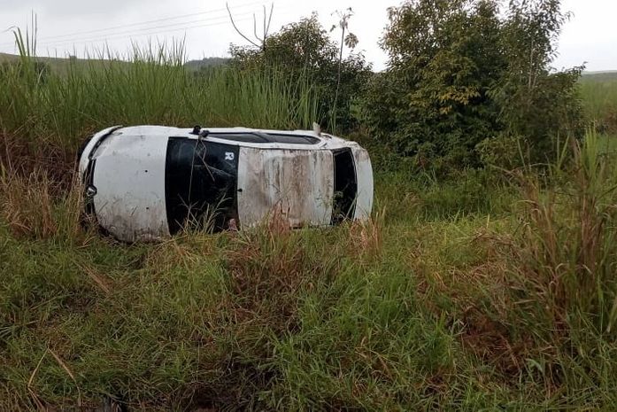 Veículo capota após sair da pista em trecho da AL-105, zona rural de Alagoas 