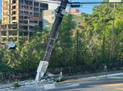 Caminhão perde o controle e colide com poste na Avenida Rotary, em Maceió