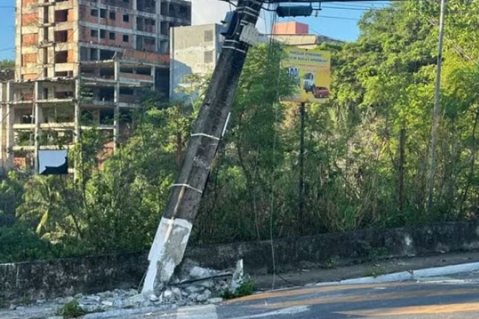 Caminhão perde o controle e colide com poste na Avenida Rotary, em Maceió