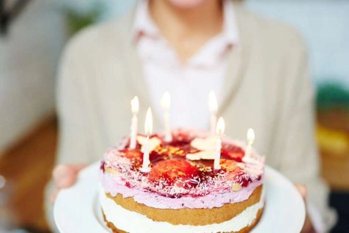 Funcionário diz ter sido vítima de discriminação porque colegas não cantaram "parabéns" em seu aniversário