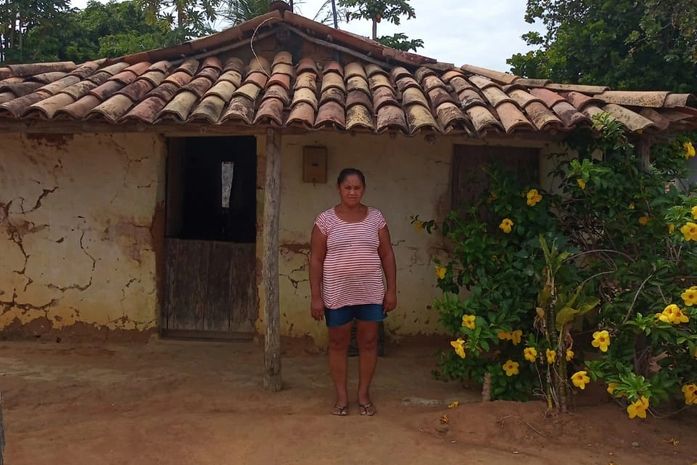 Jucy presenteou essa ativista, com um galhinho de arruda, colhido no quilombo, como amuleto de proteção.