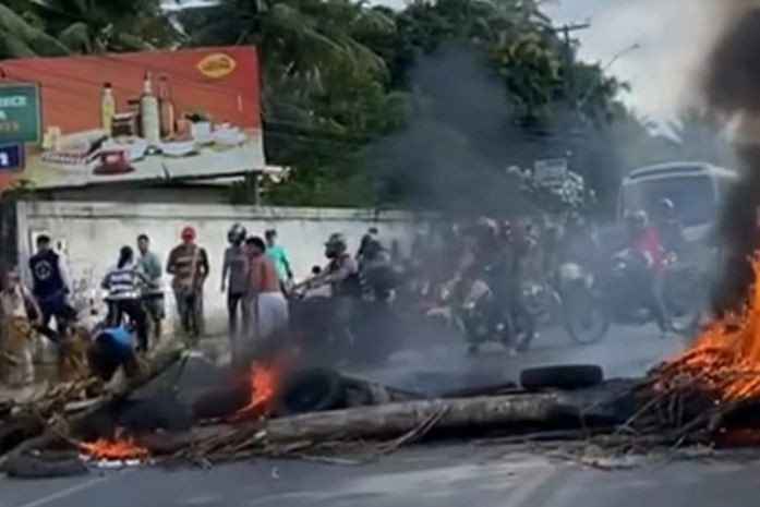 Moradores bloqueiam AL-101 Norte em protesto contra falta d’água em Ipioca