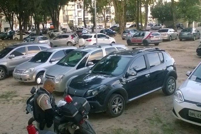 Veículos estacionados na Praça Lyons