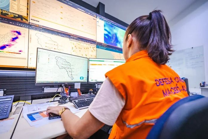 Sala monitora as condições climáticas em tempo real.