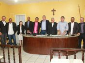 Prefeito Adriano (camisa clara) ladeado dos integrantes do Legislativo após a vitória de Nino