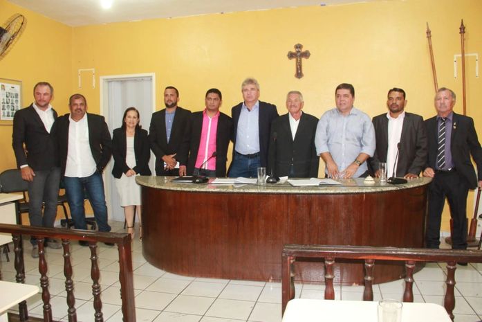 Prefeito Adriano (camisa clara) ladeado dos integrantes do Legislativo após a vitória de Nino