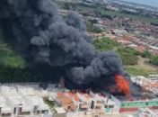Vídeo: Incêndio de grandes proporções atinge fábrica de embalagens em Arapiraca