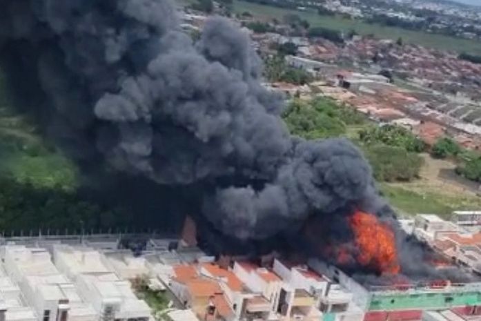 Vídeo: Incêndio de grandes proporções atinge fábrica de embalagens em Arapiraca