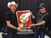 Geraldo recebendo de Jorge de Altinho Disco de Ouro, homenagem de sua ex-gravadora pernambucana