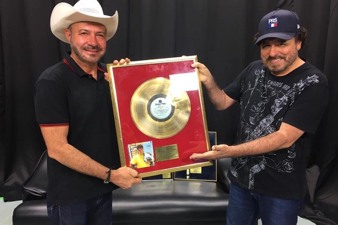 Geraldo recebendo de Jorge de Altinho Disco de Ouro, homenagem de sua ex-gravadora pernambucana