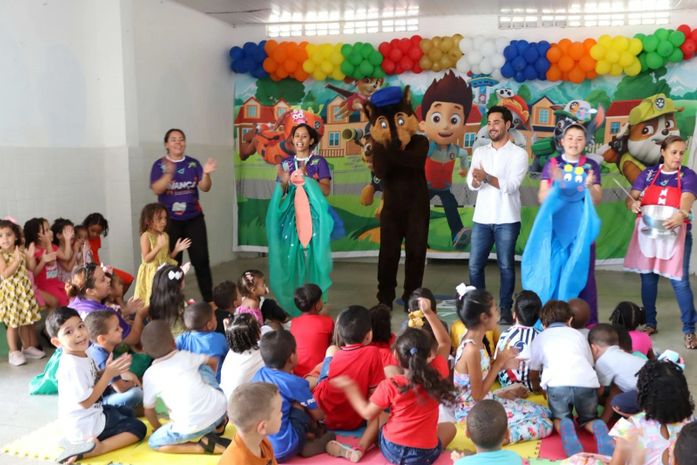 Volta às aulas: Estudantes da rede municipal de Santana do Mundaú recebem kits escolares