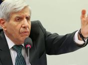 Apreensão de celular de Bolsonaro seria afronta, afirma Heleno