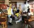 Na orla de Maceió, Ronda no Bairro prende suspeito por tráfico de drogas e auxilia em atendimento a vítima de mal-estar, em restaurante