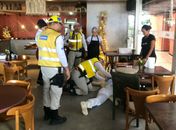Na orla de Maceió, Ronda no Bairro prende suspeito por tráfico de drogas e auxilia em atendimento a vítima de mal-estar, em restaurante