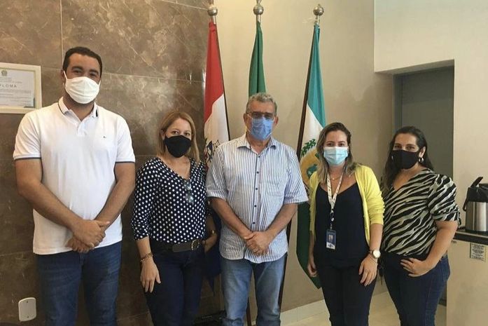 Jorge Dantas (centro) durante encontro com representantes da Casa do Empreendedor e Sebrae/AL