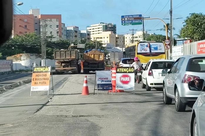 Após caos no trânsito, prefeitura notifica empresa que faz obras na Avenida Gustavo Paiva