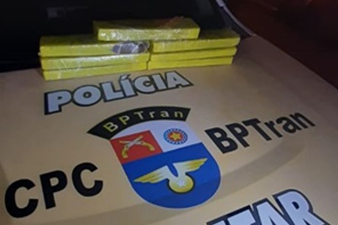 Quase 7kg de maconha foram apreendidos.