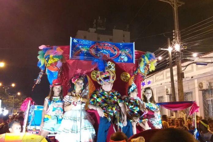 Prévias carnavalescas reuniu milhares de foliões no bairro do Jaraguá.