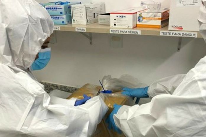 IC de Alagoas examina seringa usada por enfermeira que não injetou dose contra Covid-19 em idosa