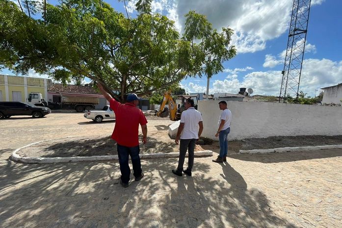 Prefeito Celino Rocha acompanha obras de construção de duas praças em Anadia