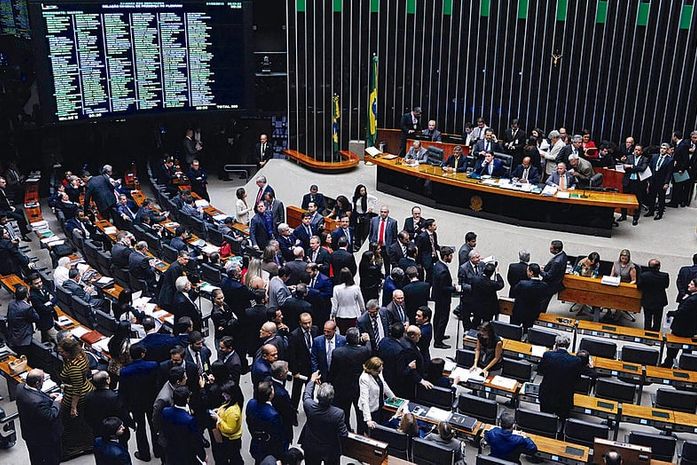 Sete partidos dominam o jogo político 