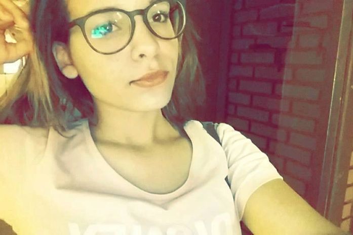 O cabelo crespo e o vazamento de fotos intimas mataram Karina aos 15 anos. Ela enforcou-se na varanda, de casa.