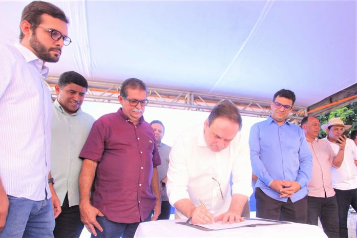 Prefeito Luciano Marbosa autoriza pavimentação de 55 ruas nos bairros Planalto, Massaranduba e Bonsucesso