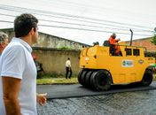 Prefeito Rui Palmeira vistoria recapeamento no Barro Duro