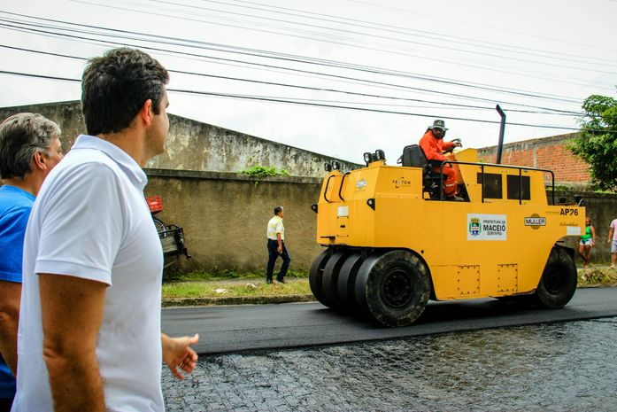 Prefeito Rui Palmeira vistoria recapeamento no Barro Duro