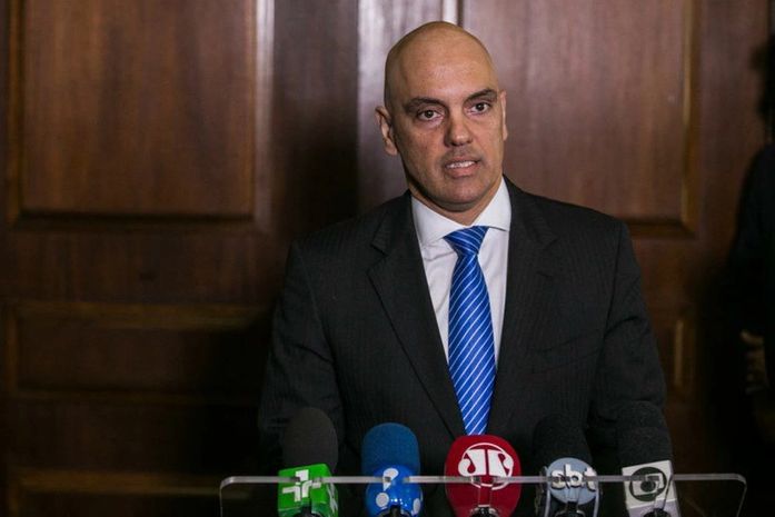 Senadores pedem afastamento do ministro da Justiça