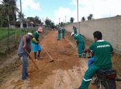 Prefeitura de Anadia instala bueiros e piçarra estrada que liga Santa Cruz ao povoado Brejo Novo