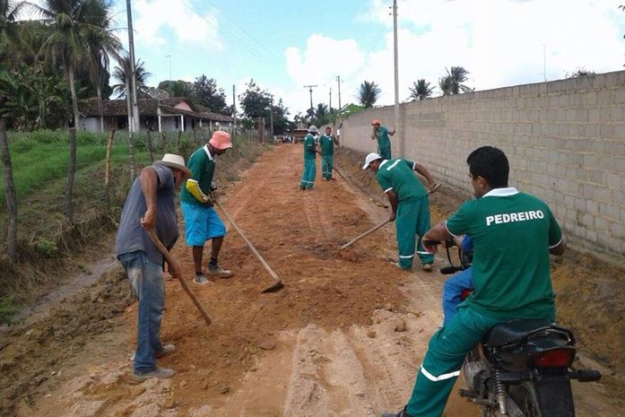 Prefeitura de Anadia instala bueiros e piçarra estrada que liga Santa Cruz ao povoado Brejo Novo