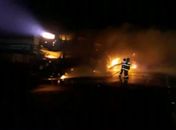 Carretas carregadas com veículos incendeiam enquanto estavam estacionadas na BR-101  