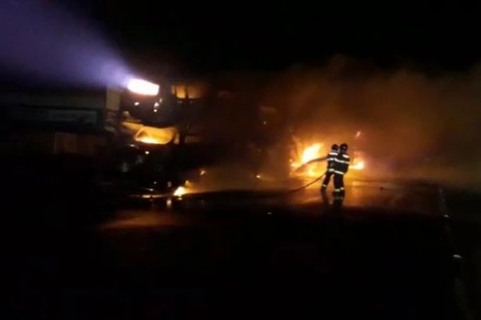 Carretas carregadas com veículos incendeiam enquanto estavam estacionadas na BR-101