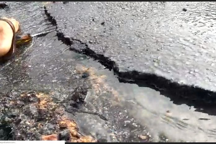 Asfalto cede após cinco pontos de vazamento surgirem no bairro do Pinheiro