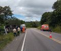 Carreta tomba e deixa três feridos em rodovia de Penedo