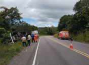 Carreta tomba e deixa três feridos em rodovia de Penedo