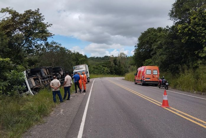 Carreta tomba e deixa três feridos em rodovia de Penedo