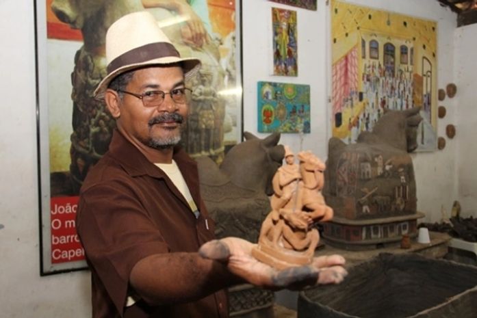 Uma vida na ponta dos dedos: mestre artesão conta a sua história com o barro