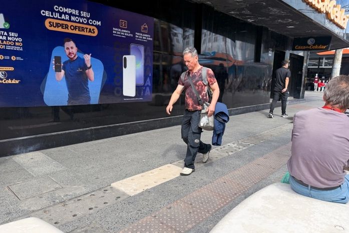 Placas de concreto no Centro são substituídas; motoristas devem reforçar cuidado com áreas destinadas aos pedestres